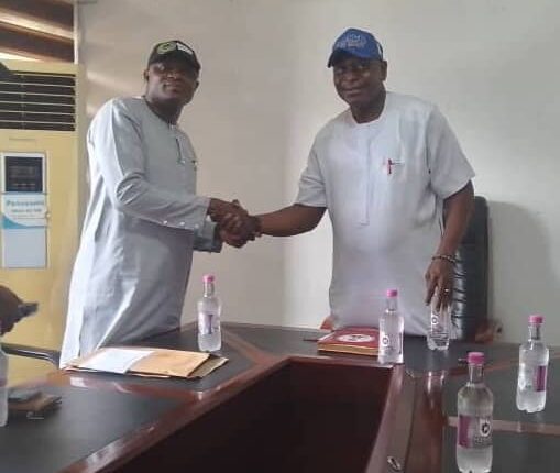 FOTO: From Right: Prince Amgbare, MD/CEO, NDBDA & Dr. Onimi, in a hand shake .
